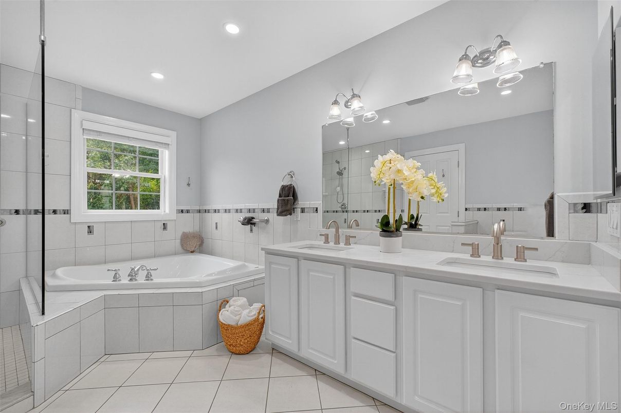 Bathroom, Dual Sink Vanities, Interior, Recessed Lighting