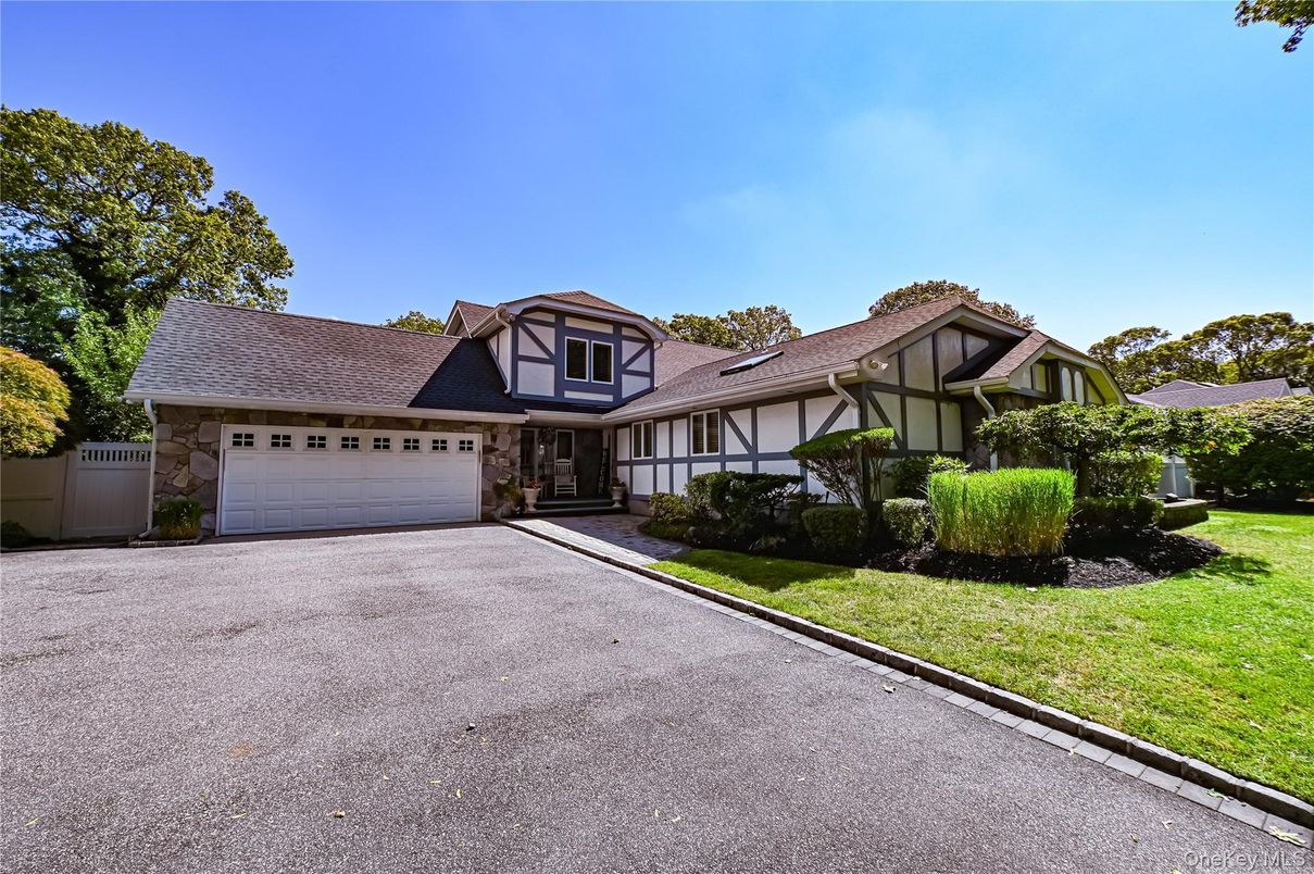 Attached, Exterior, Facade, Tudor Revival