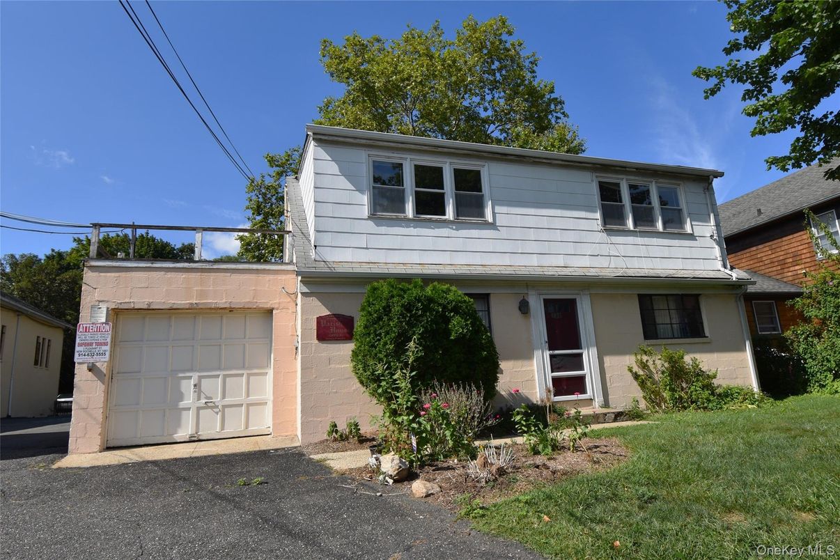 Attached, Exterior, Facade, Split Level