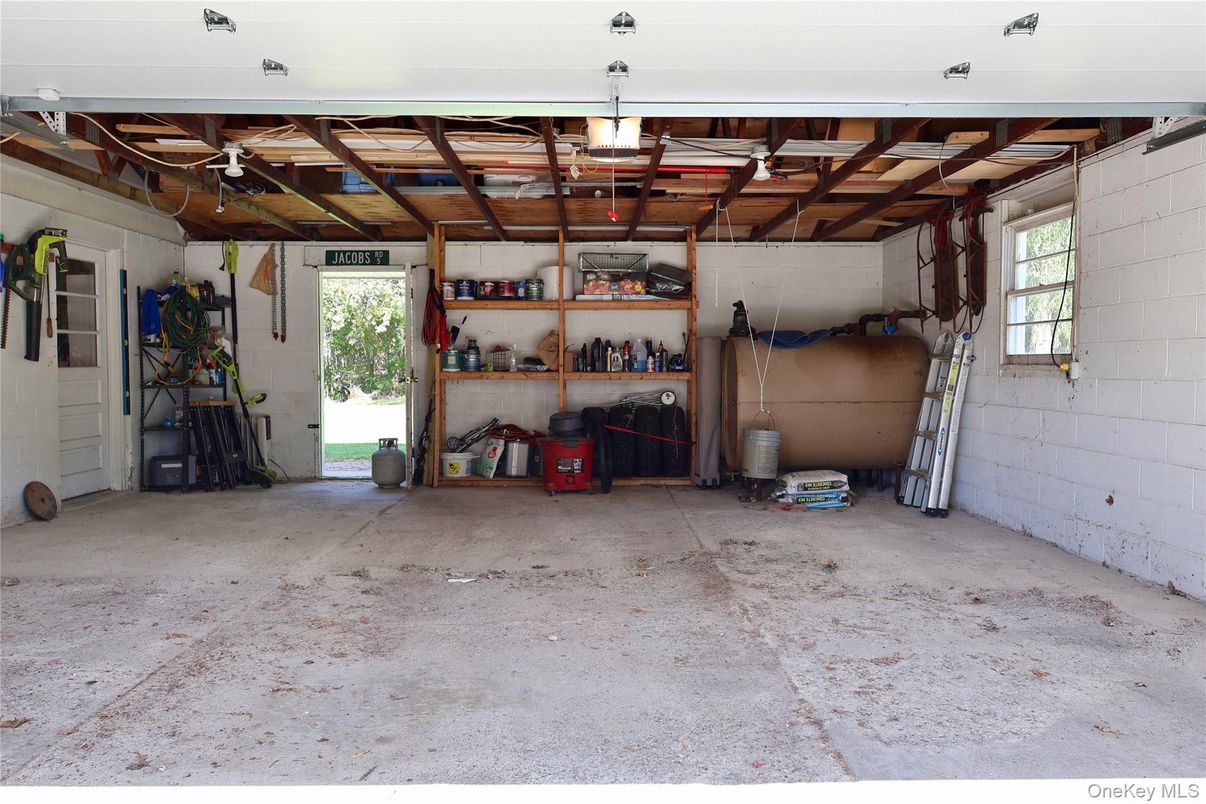 Garage, Interior, Wooden Beams
