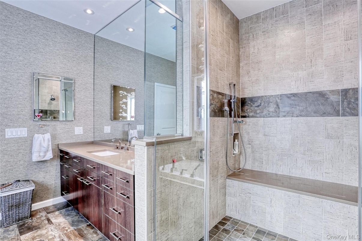 Bathroom, Dual Sink Vanities, Interior, Recessed Lighting