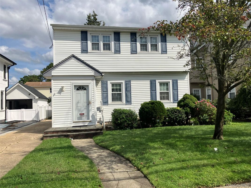 Exterior, Facade, American Foursquare