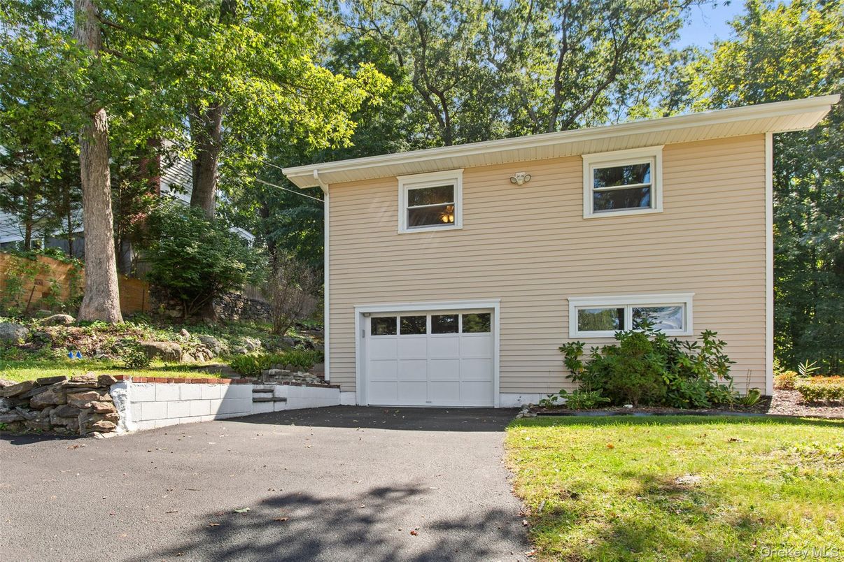 Attached, Exterior, Facade, Split Level