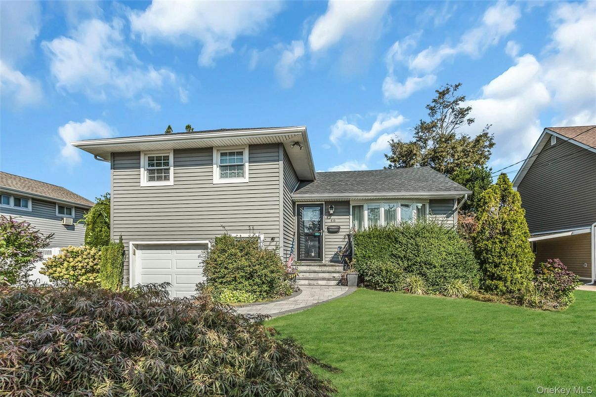 Attached, Exterior, Facade, Split Level