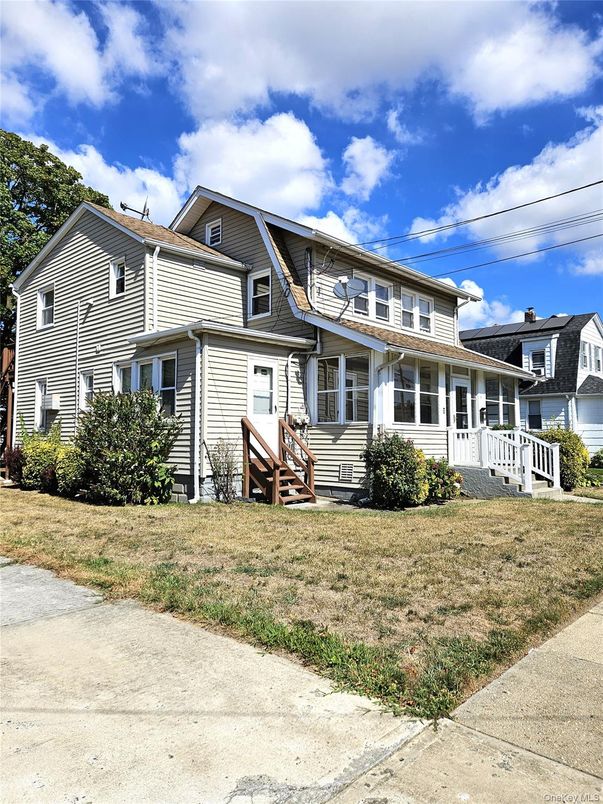 Exterior, Facade, Queen Anne Victorian