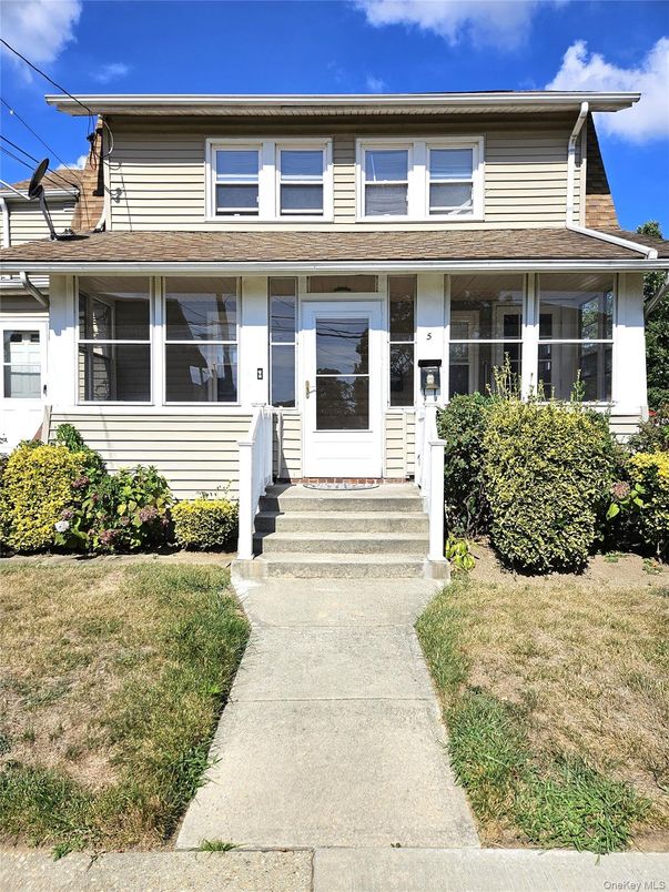 Exterior, Facade, American Foursquare
