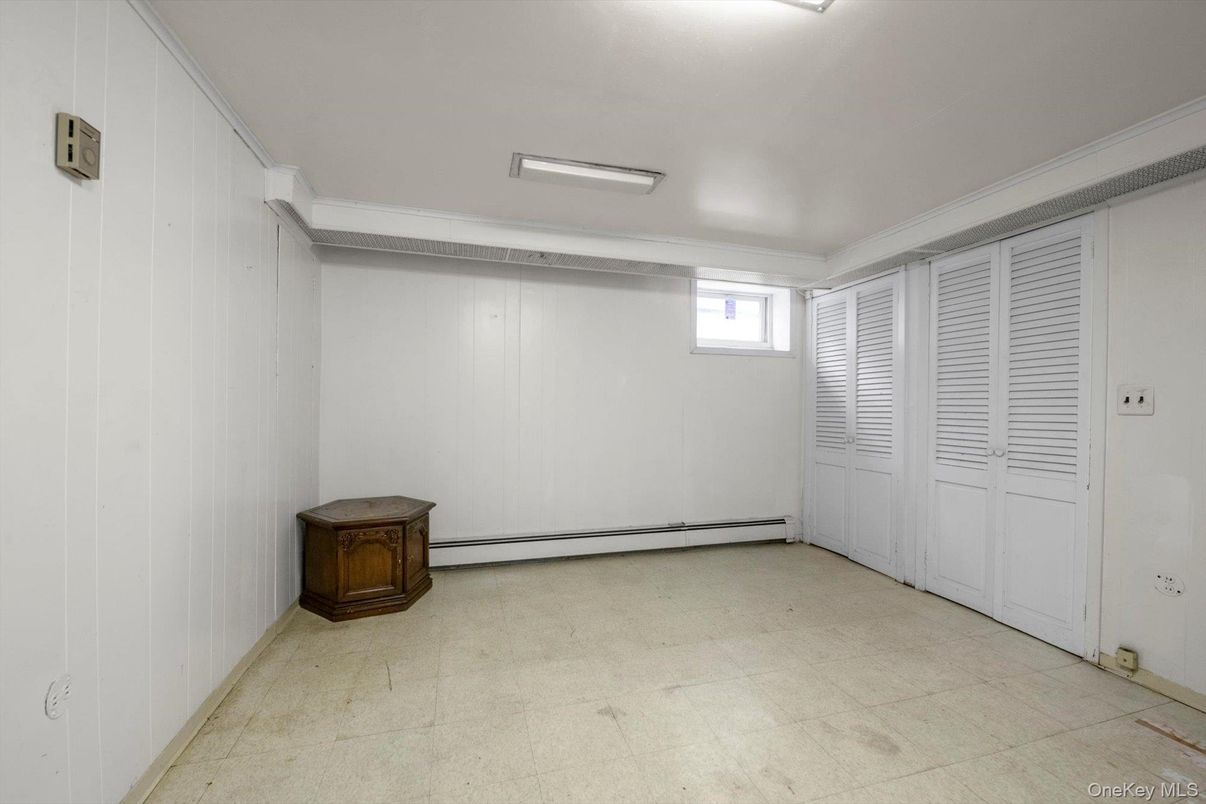 Empty room, Interior