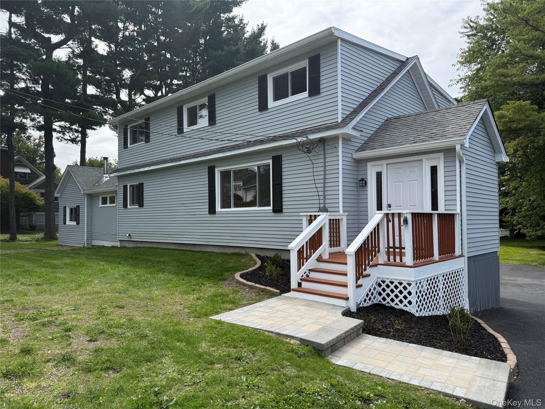 Exterior, Facade, Split Level