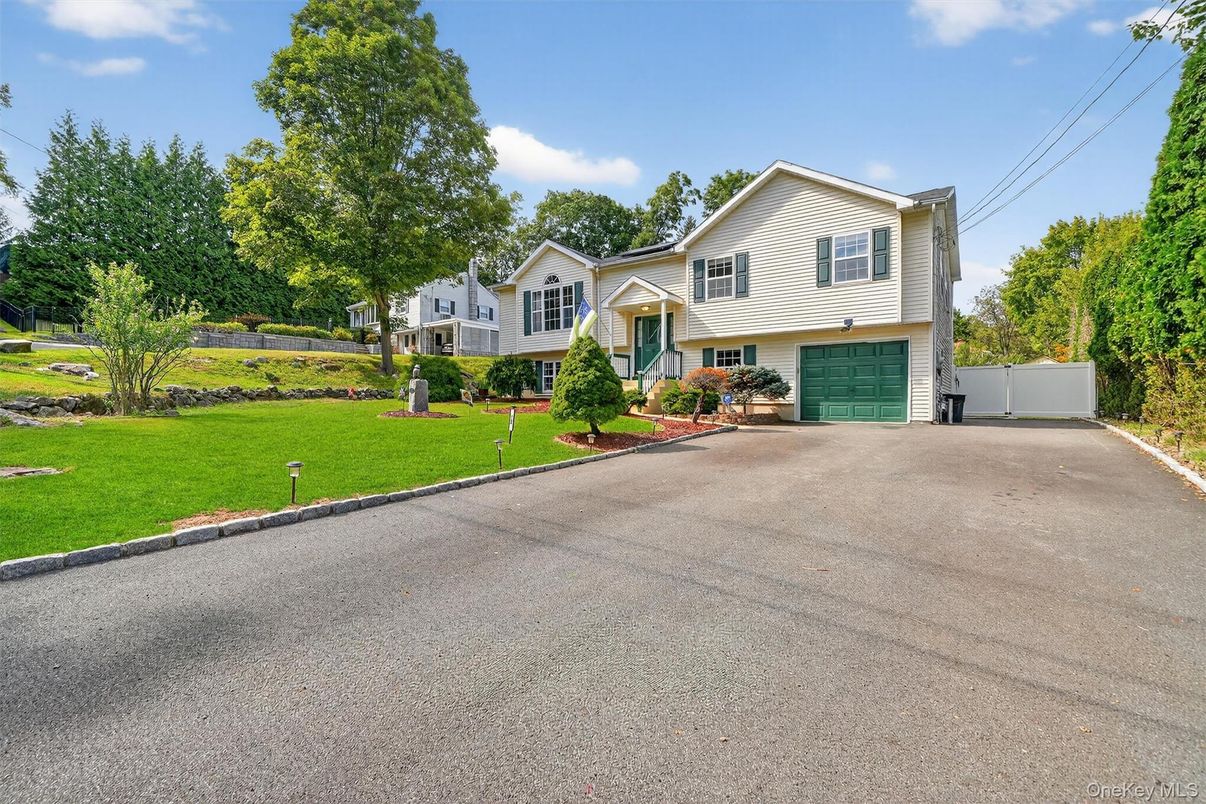 Attached, Exterior, Facade, Raised Ranch