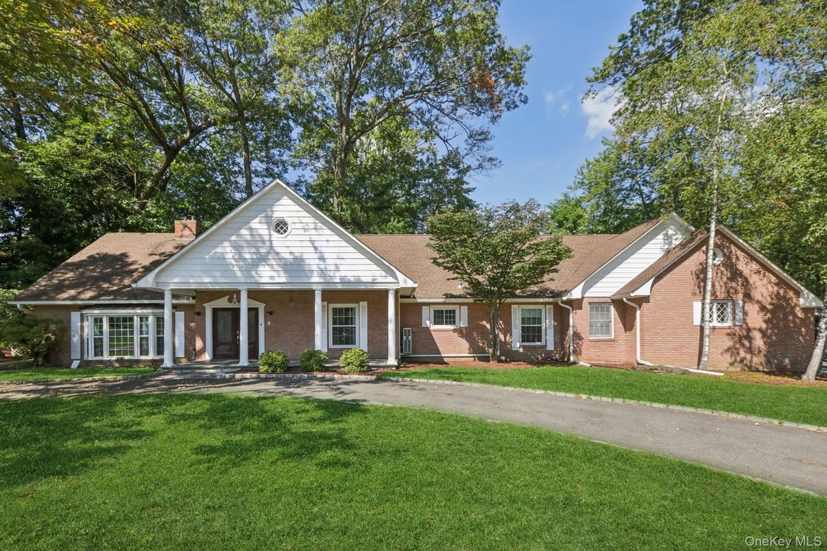 Exterior, Facade, Brick Facade, Ranch