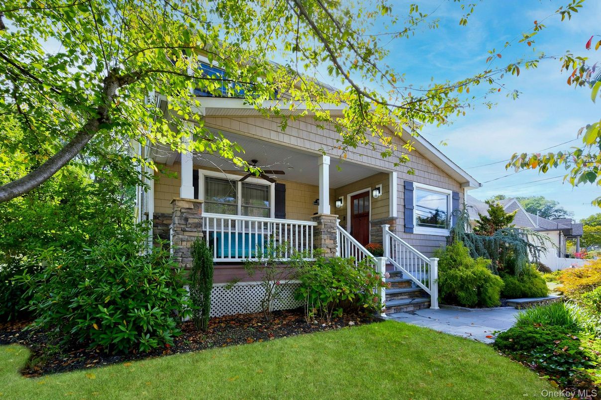 Exterior, Facade, American Foursquare