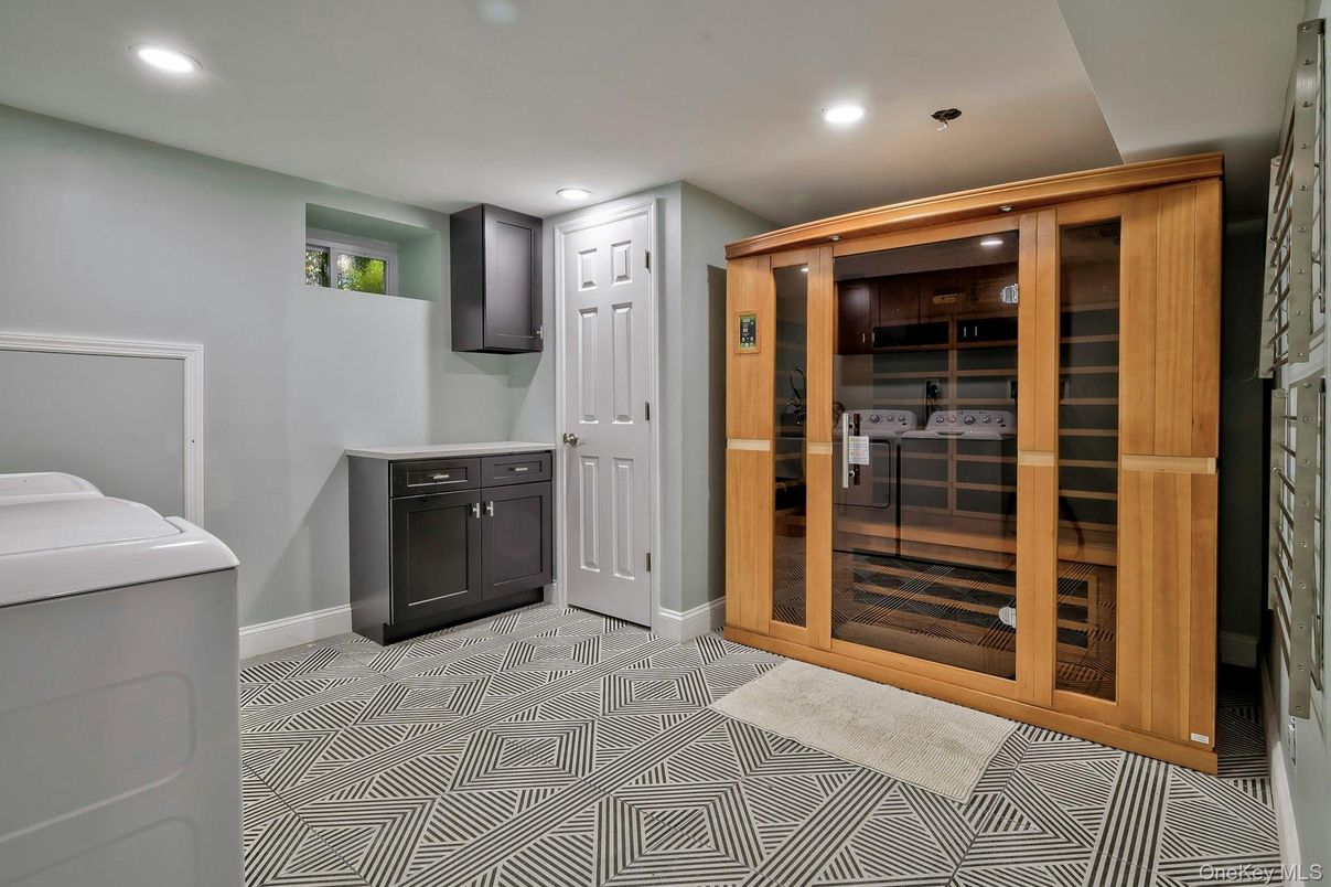 Interior, Recessed Lighting, Sauna Room, Washer