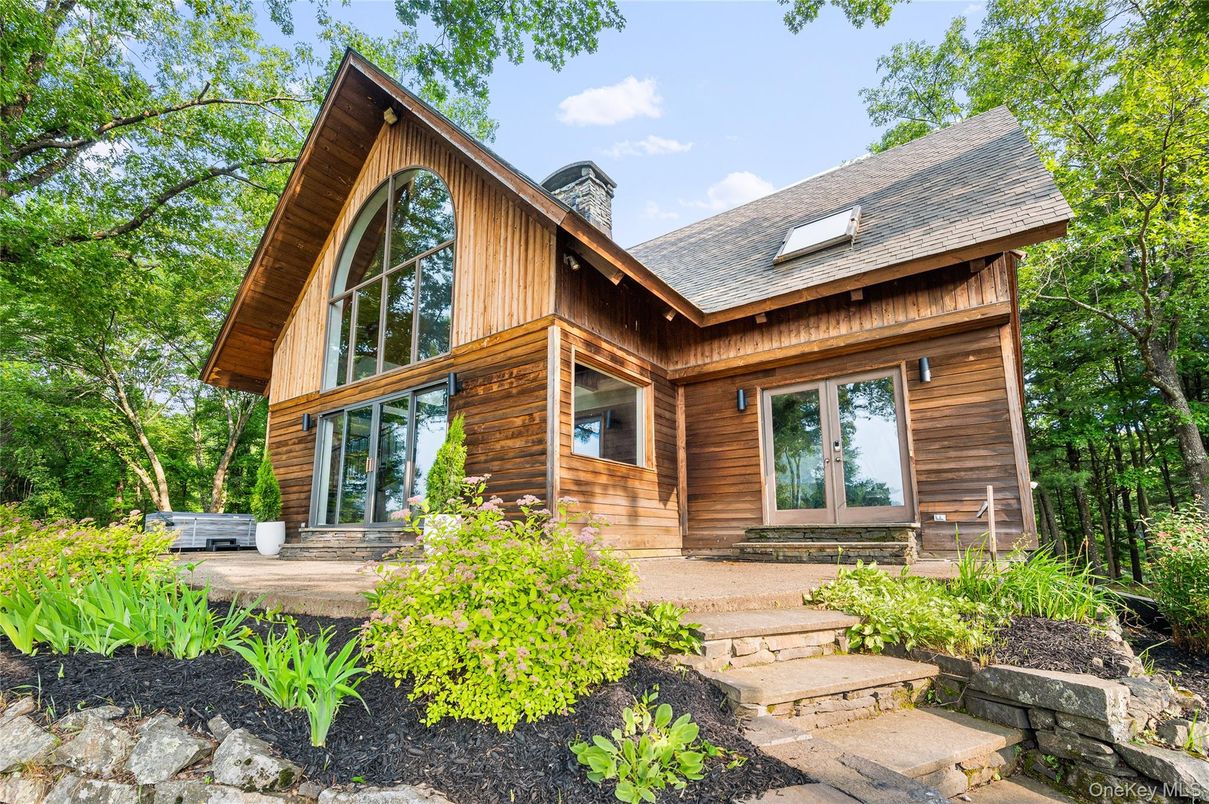 Exterior, Facade, Log Home