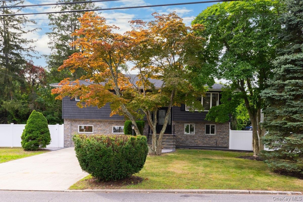 Exterior, Facade, Raised Ranch