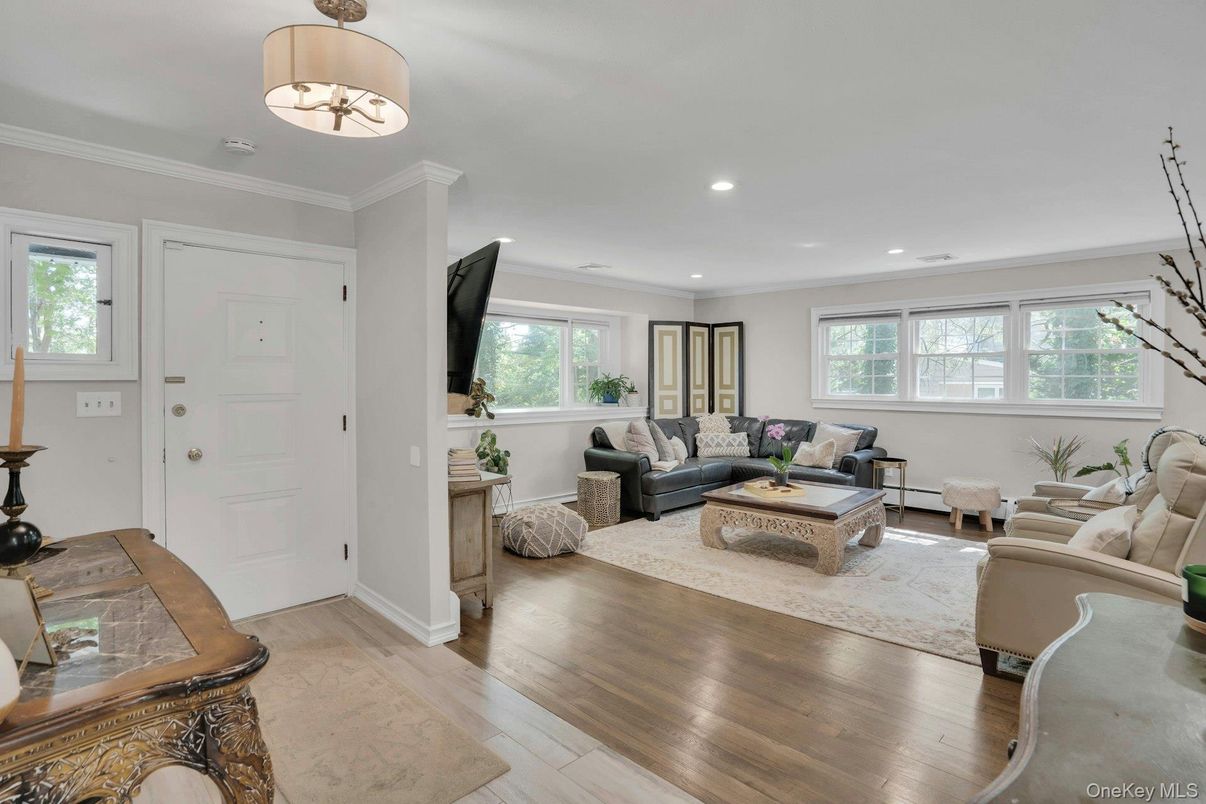 Interior, Living room, Pendant Lights, Recessed Lighting, Wood Texture Flooring