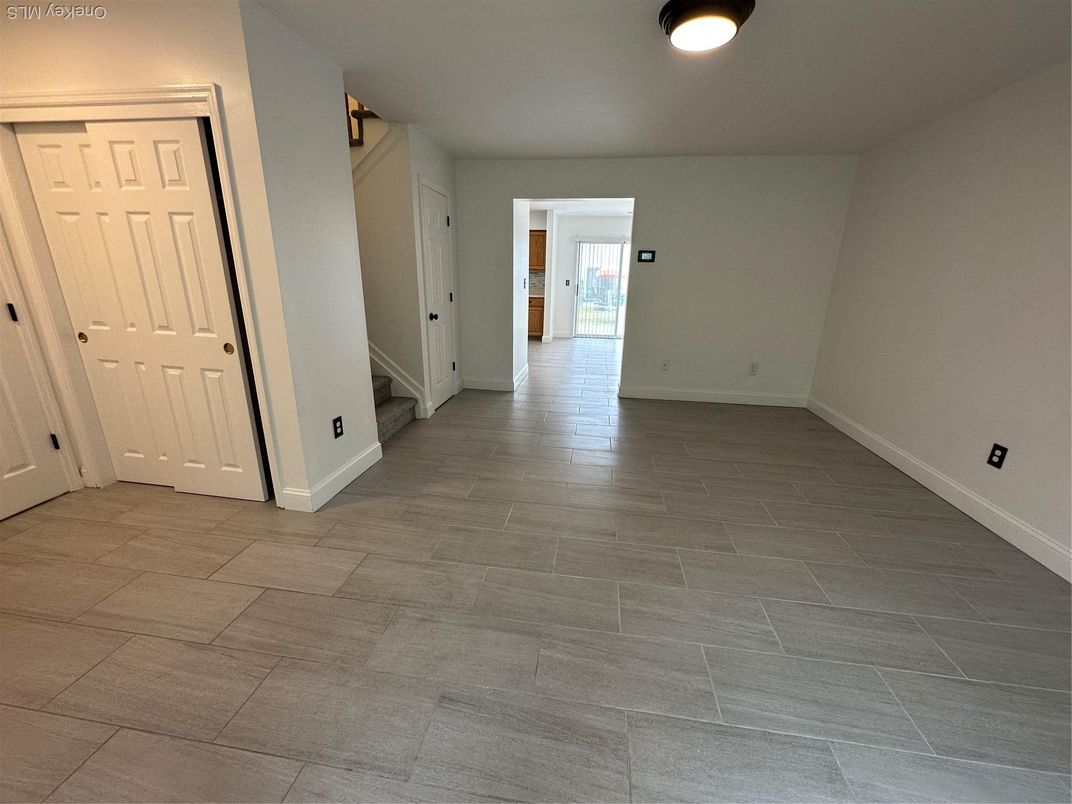 Empty room, Interior
