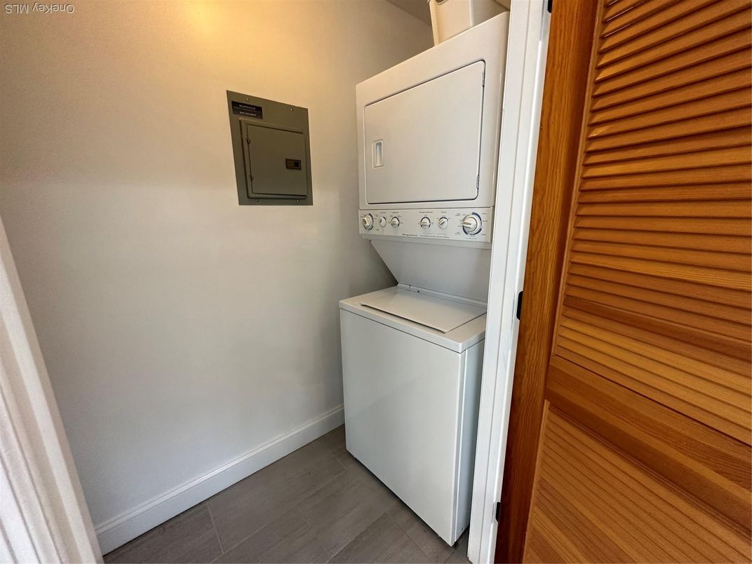 Interior, Utility Closets, Washer, Wood Texture Flooring