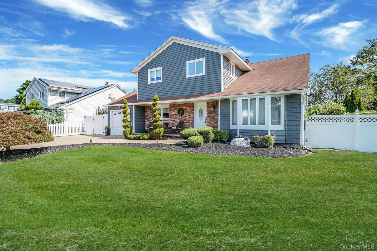 Attached, Exterior, Facade, Brick Facade, Ranch