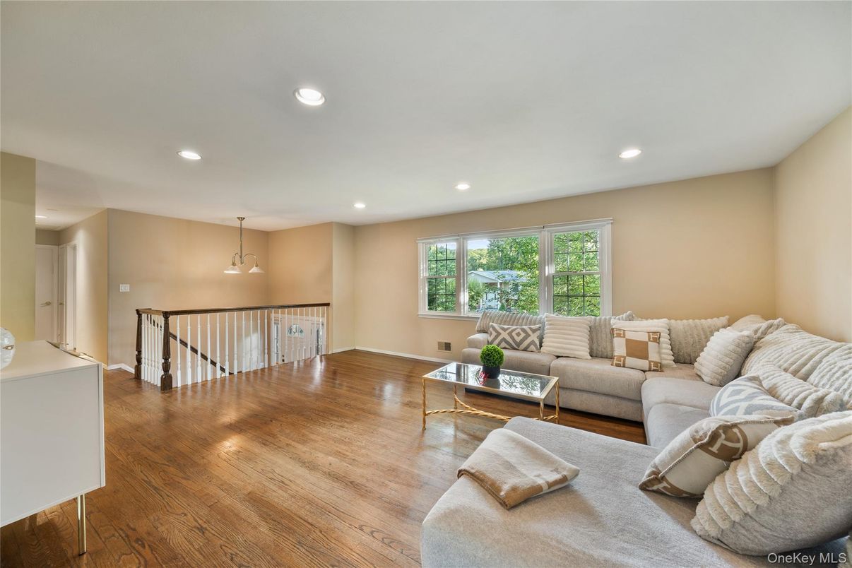 Interior, Living room, Pendant Lights, Recessed Lighting, Wood Texture Flooring