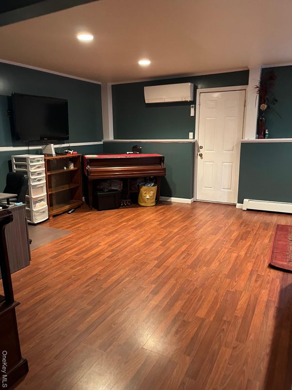 Interior, Piano, Recessed Lighting, Wood Texture Flooring