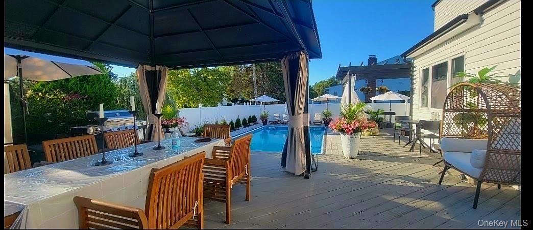 Exterior, Outdoor Kitchen, Pool