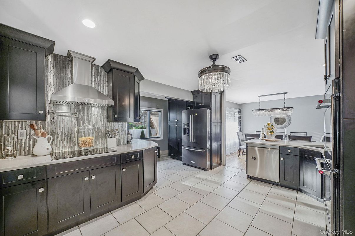 Chandelier, Dining room, Interior, Kitchen, Recessed Lighting, Stainless Steel Appliances