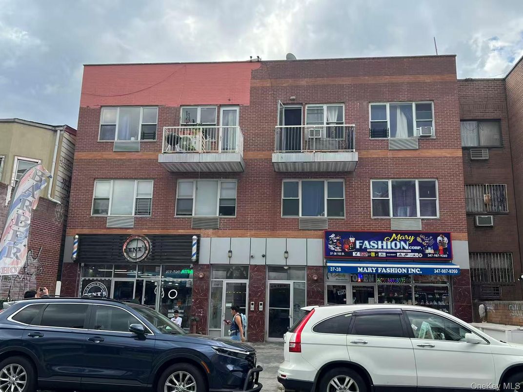 Exterior, Facade, Brick Facade, Rowhouse