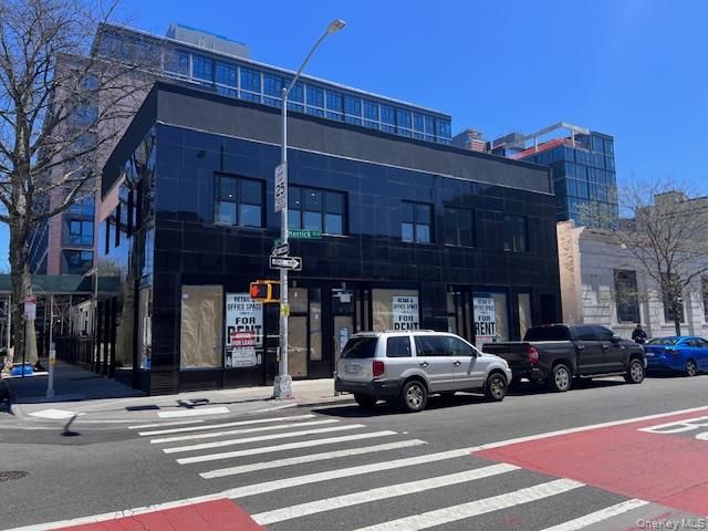 Exterior, Facade, Modern