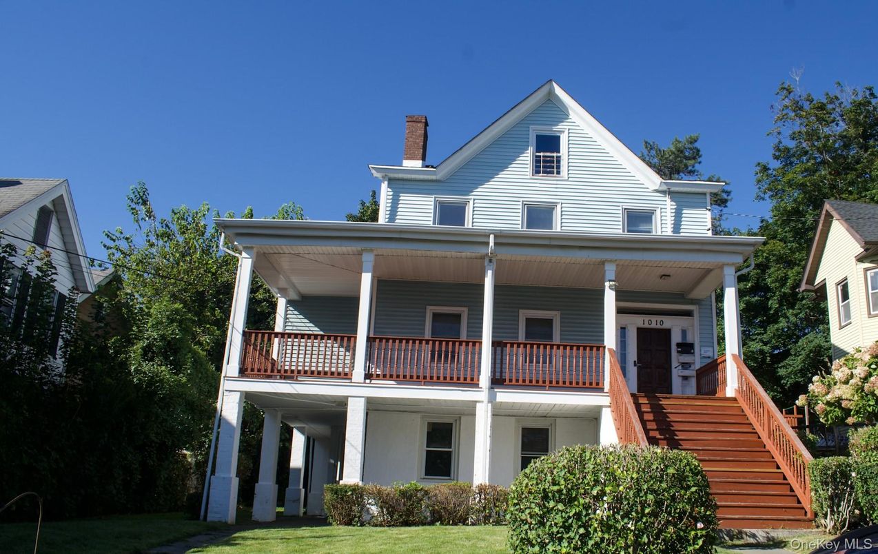 Exterior, Facade, Queen Anne Victorian