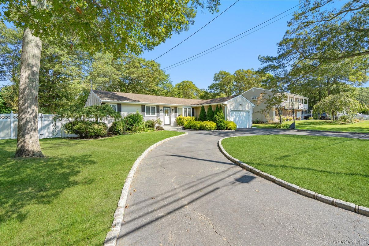 Attached, Exterior, Facade, Ranch