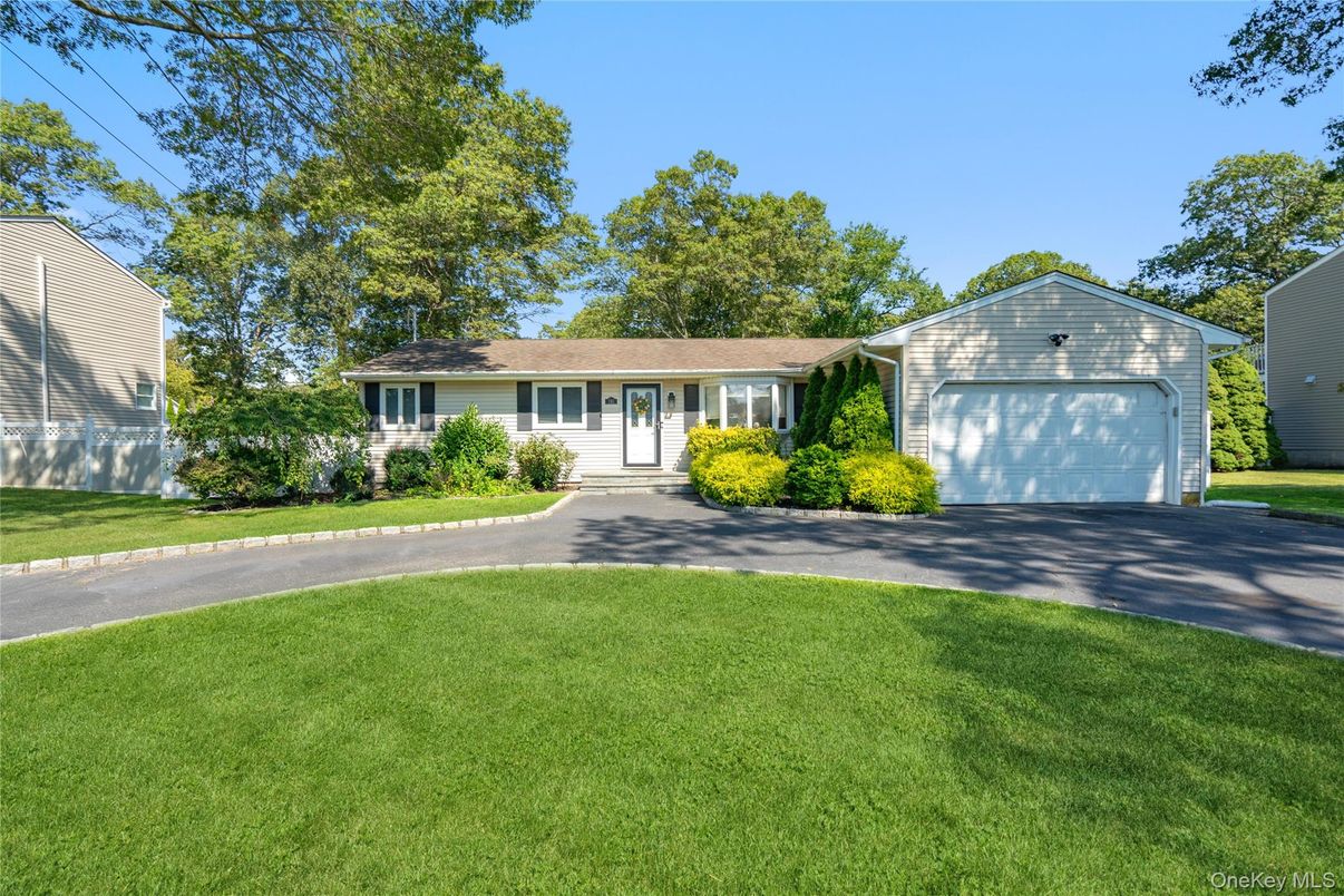 Attached, Exterior, Facade, Ranch
