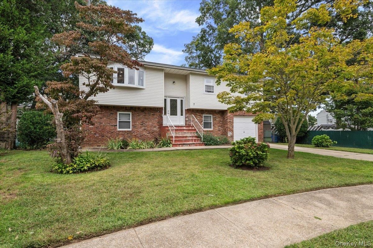 Attached, Exterior, Facade, Brick Facade, Raised Ranch