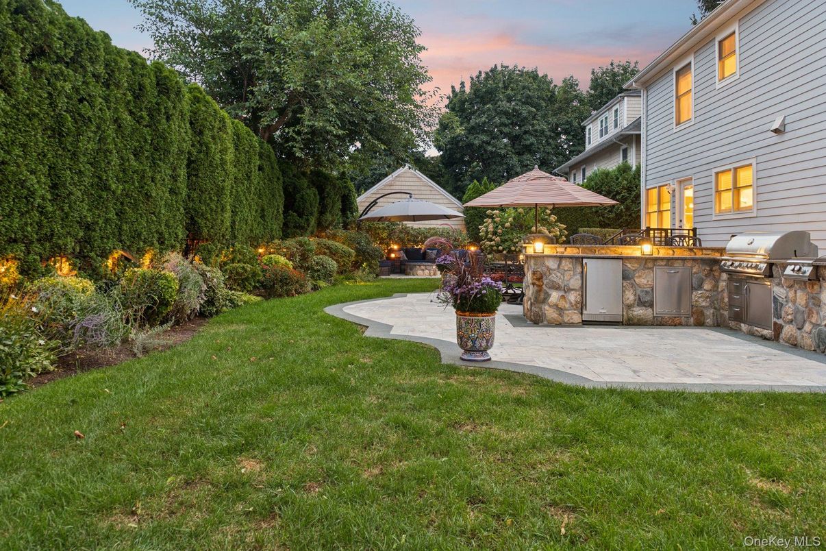 Backyard, Exterior, Outdoor Kitchen