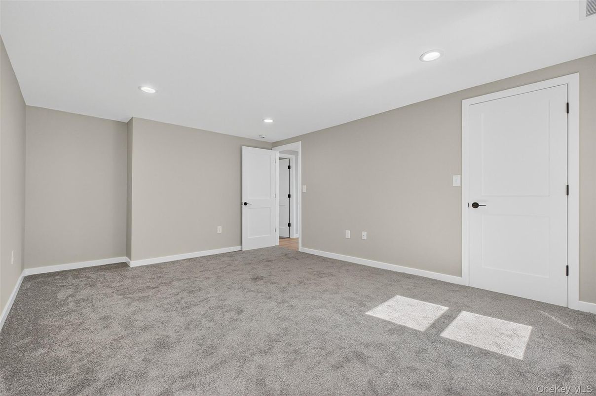 Empty room, Interior, Recessed Lighting