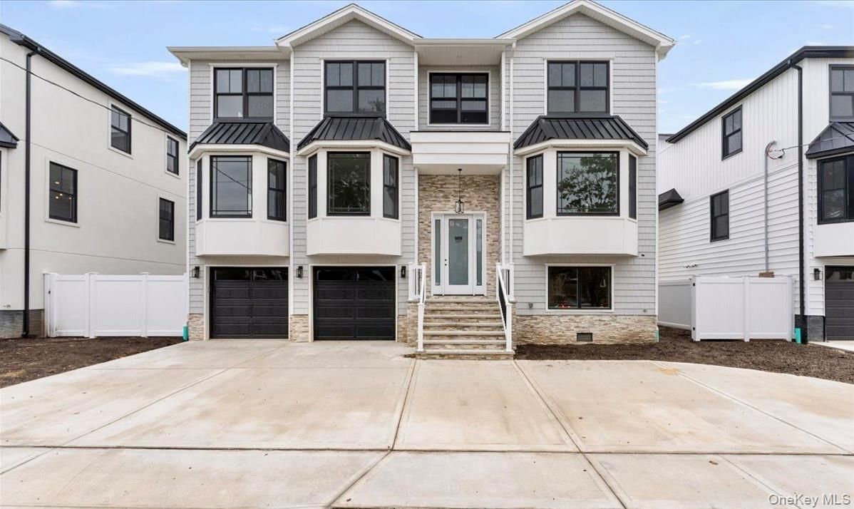 Attached, Exterior, Facade, Rowhouse