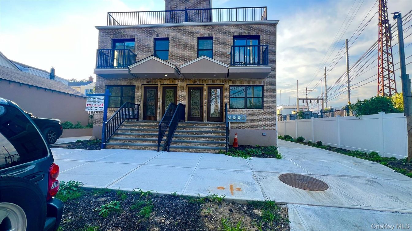Exterior, Facade, Brick Facade, Rowhouse