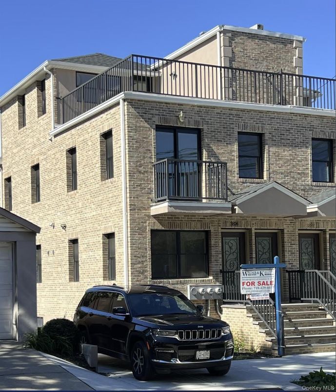 Exterior, Facade, Brick Facade, Rowhouse