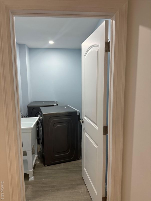 Interior, Recessed Lighting, Washer, Wood Texture Flooring