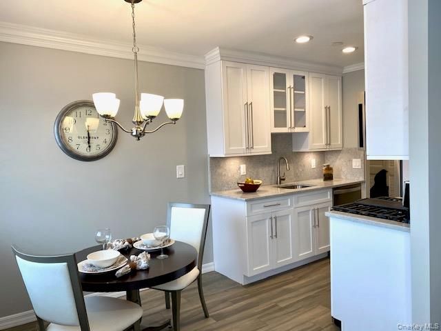 Chandelier, Dining room, Interior, Kitchen, Pendant Lights, Recessed Lighting, Wood Texture Flooring