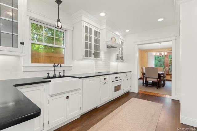 Chandelier, Dining room, Interior, Kitchen, Pendant Lights, Recessed Lighting, Wood Texture Flooring