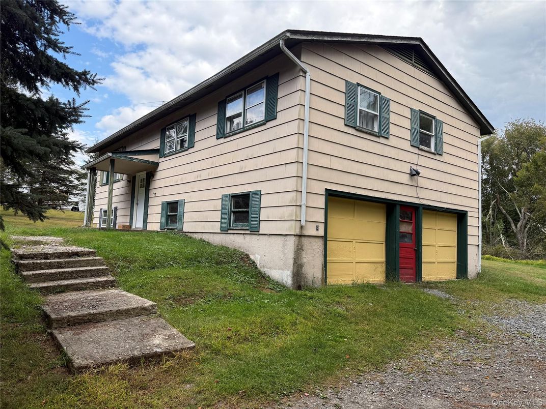 Attached, Exterior, Facade, Raised Ranch
