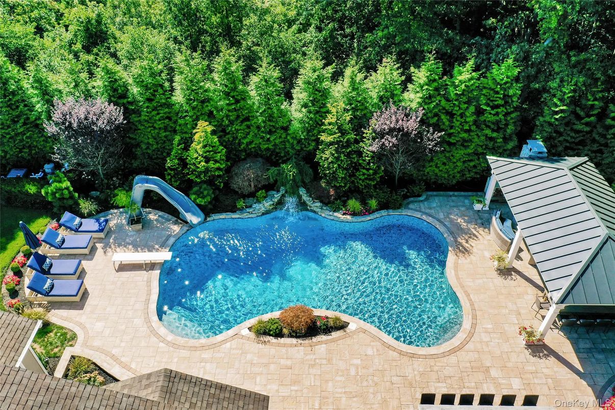 Exterior, Playground, Pool