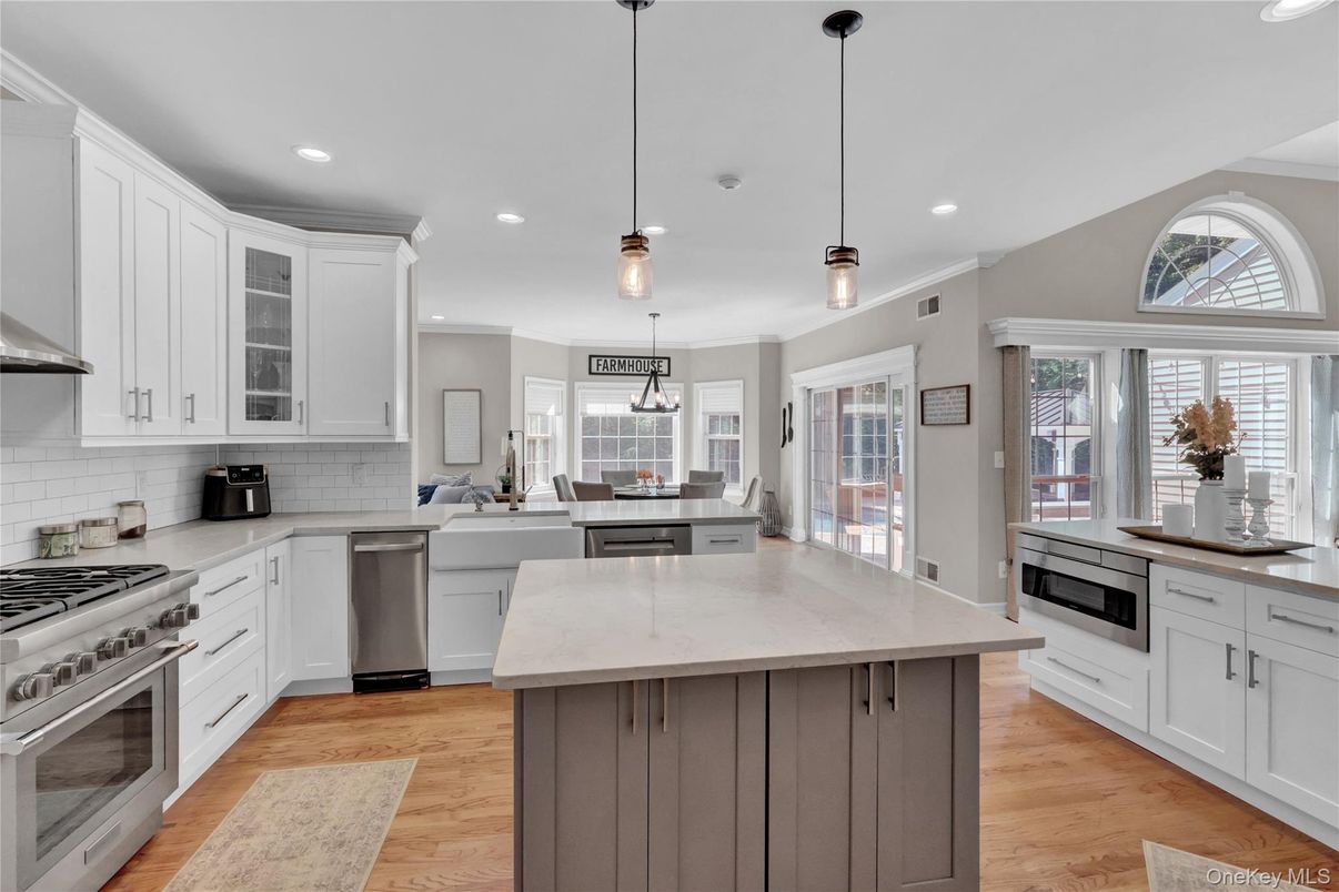 Dining room, Interior, Kitchen, Pendant Lights, Recessed Lighting, Stainless Steel Appliances, Wood Texture Flooring