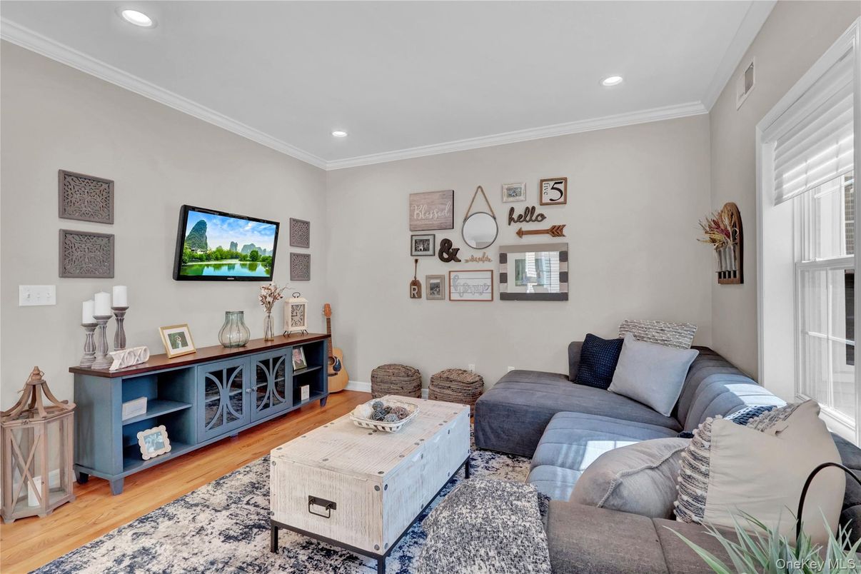 Interior, Living room, Recessed Lighting, Wood Texture Flooring