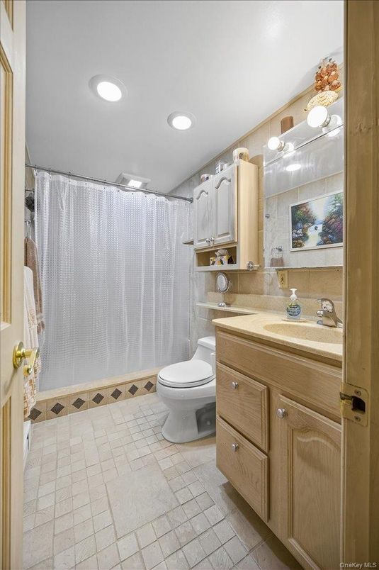 Bathroom, Interior, Recessed Lighting