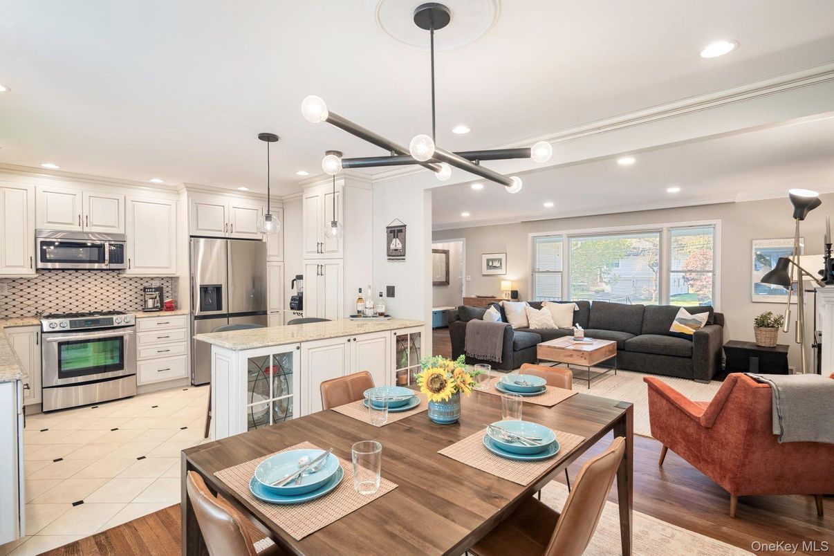 Dining room, Interior, Kitchen, Living room, Pendant Lights, Recessed Lighting, Stainless Steel Appliances, Wood Texture Flooring