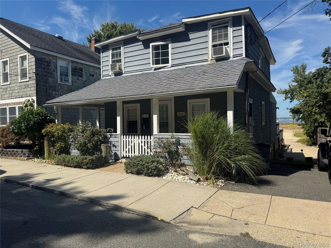 Exterior, Facade, American Foursquare