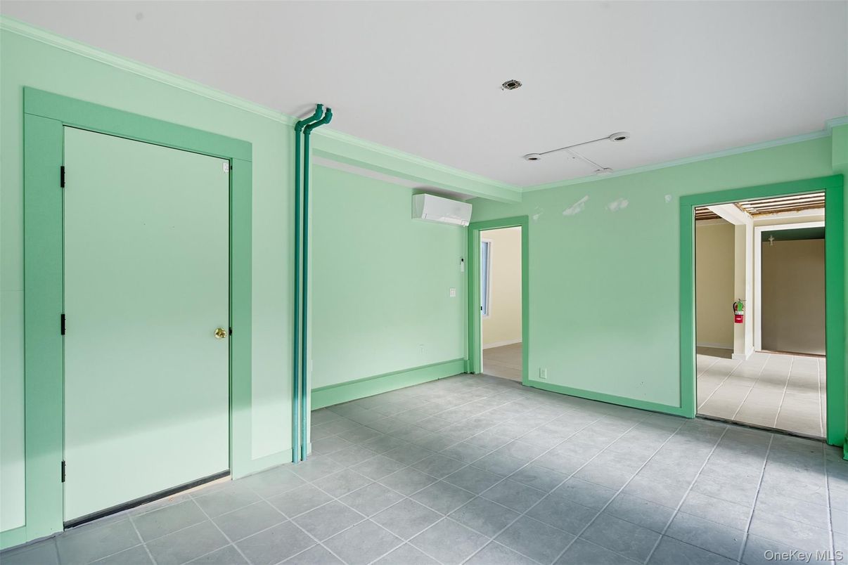 Empty room, Interior