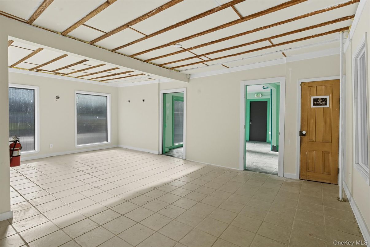 Empty room, Interior