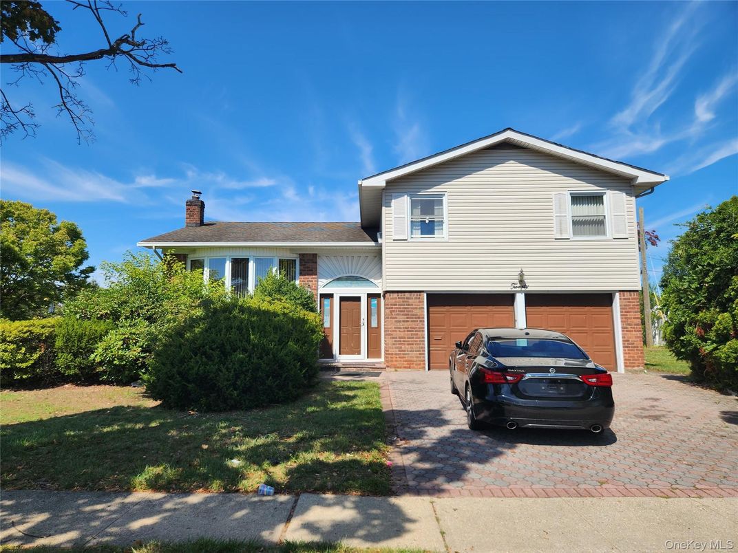 Attached, Exterior, Facade, Brick Facade, Split Level